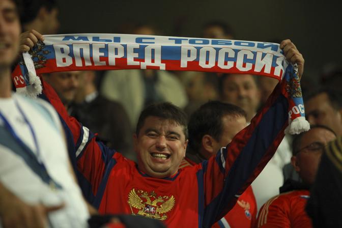 La gioia di un tifoso russo che mostra sorridente la sciarpa con i colori della sua bandiera. Ap